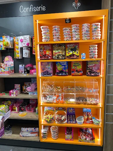 L’intérieur chaleureux du Tabac des Béalières