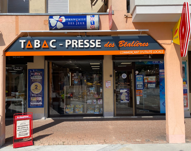 La devanture orange et bleu du Tabac Presse des Béalières à Meylan